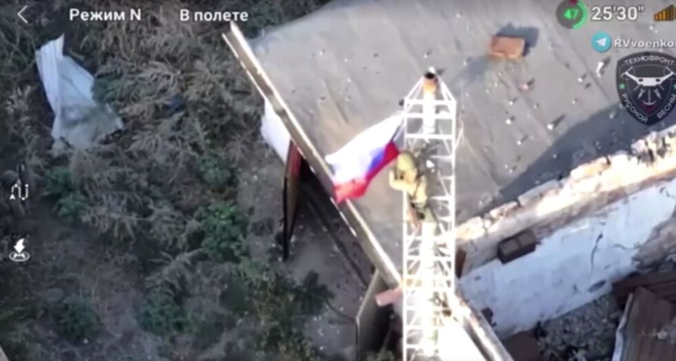 Развявайки знамето си, Русия пое пълен контрол над ключов украински град (ВИДЕО)