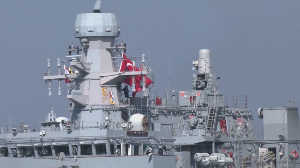 Турски военни кораби акостираха в пристанището на Бейрут