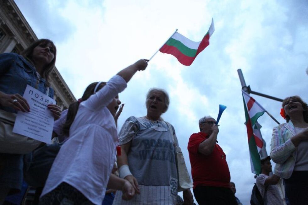 Протестът удължи маршрута си - обиколи НС откъм "Александър Невски"