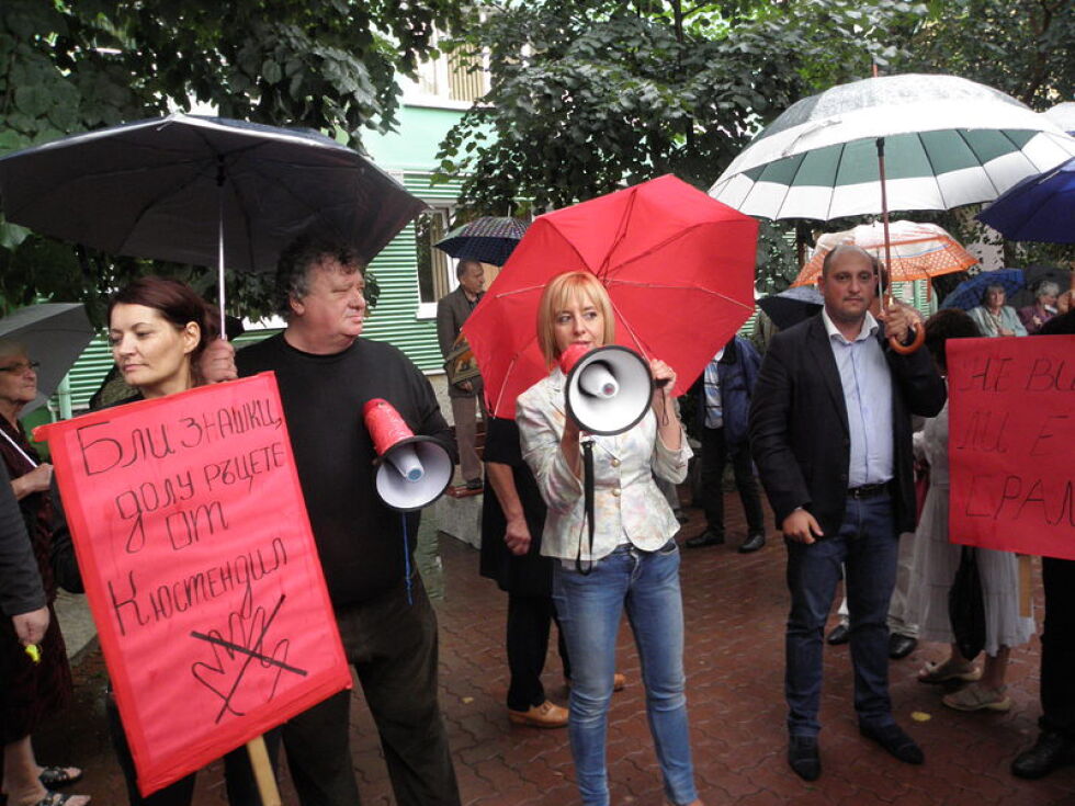 Протестиращата Мая Манолова поведе около 400 души срещу Близнашки в Кюстендил