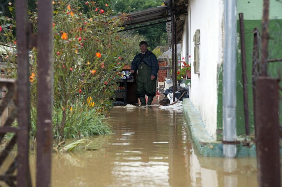 Мъж загина при порой в Солун, Западните Балкани са под вода