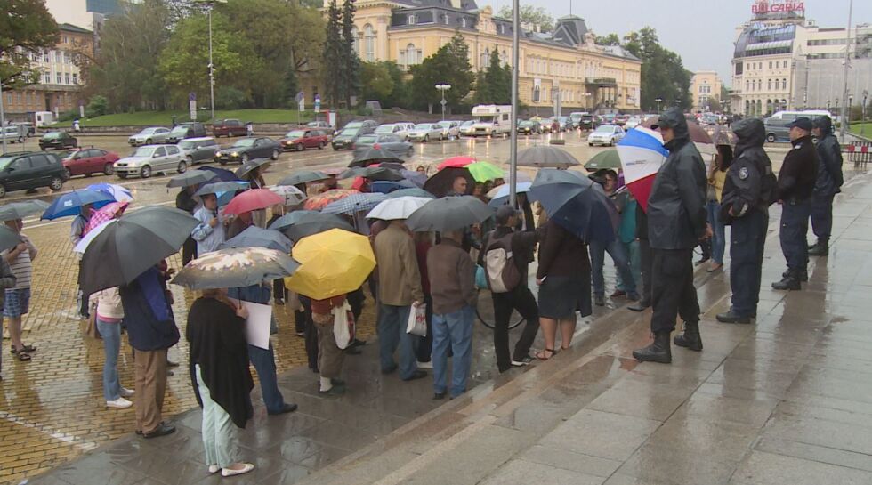 Вложителите от КТБ с протест в дъжда