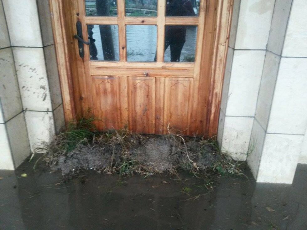 След водата в Белозем остана калта