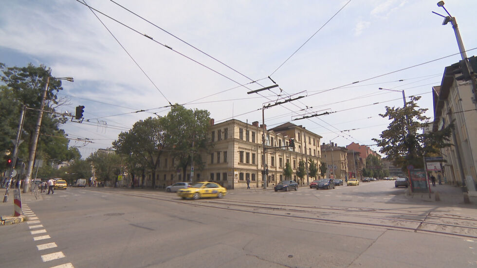 Какво мислите за продажбата на „царските конюшни” в София? 