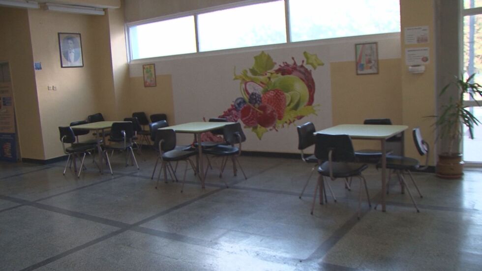 Кетъринг в класната стая като мярка срещу COVID-19 в Бургас