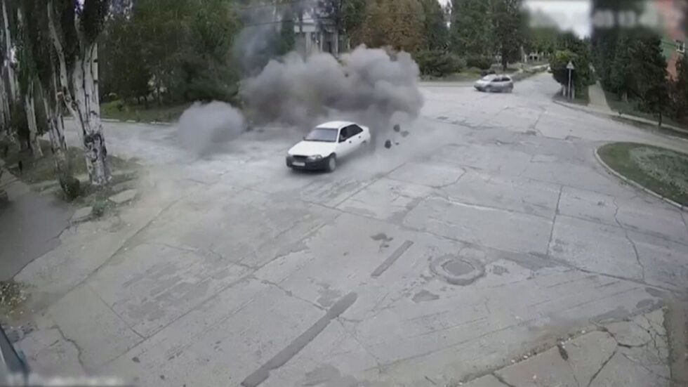 По чудо без жертви: Видео показва експлозия точно пред кола в Украйна