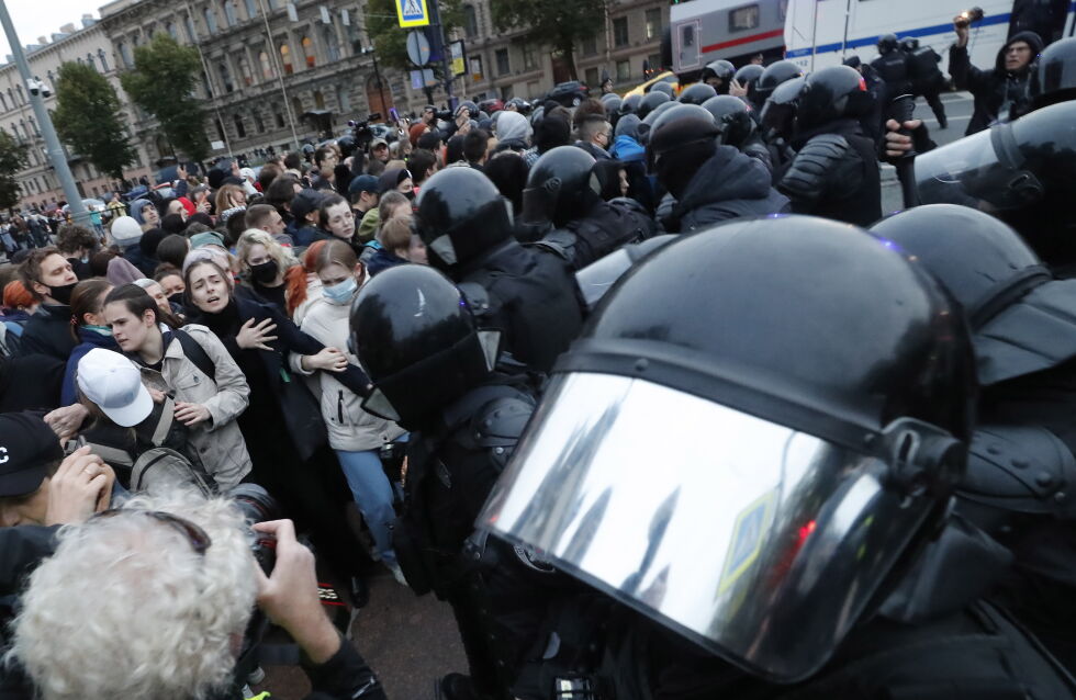 Над 1300 души са задържани на антивоенните протести в Русия 