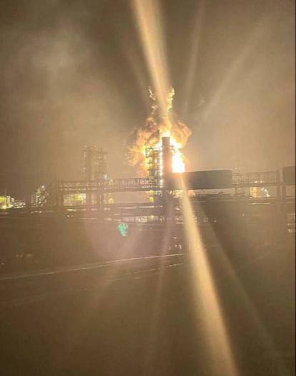 Дрон предизвика пожар в една от двете най-големи петролни рафинерии в Русия (СНИМКИ, ВИДЕО)