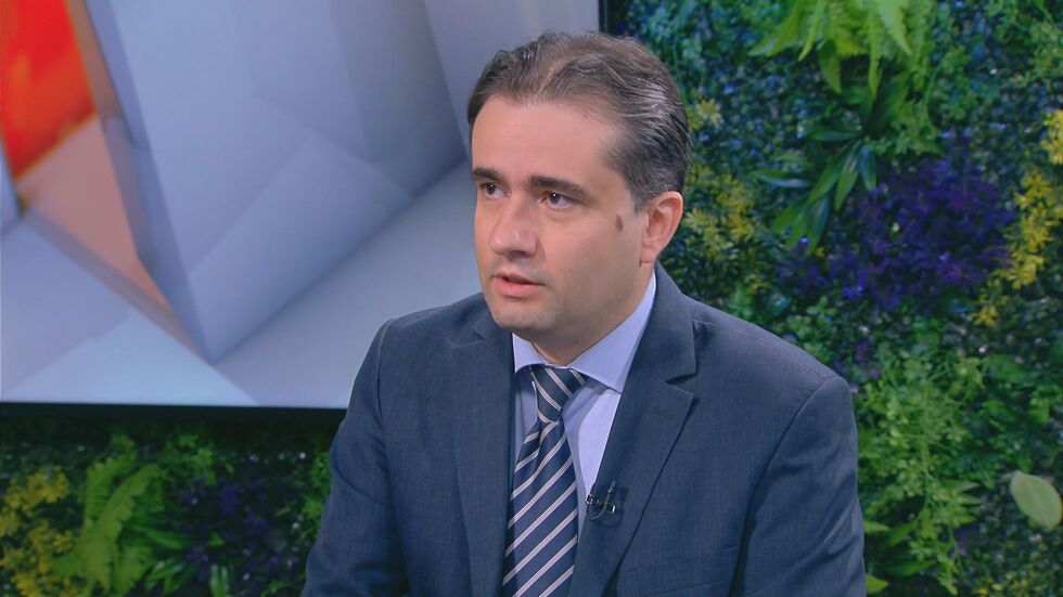Божидар Божанов: Не смятам вота на недоверие за неуспешен, Пеевски и Борисов си размениха остри думи