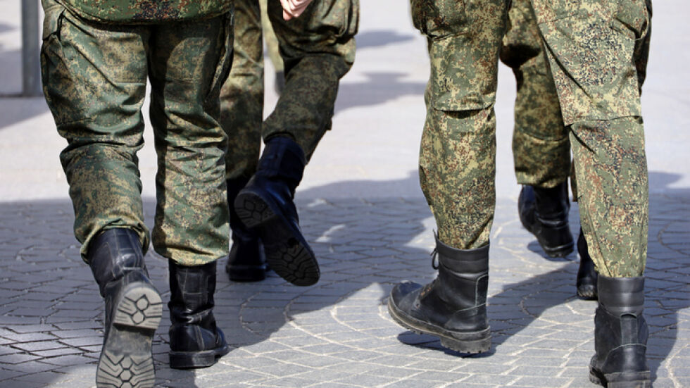 Уволняват медицинска сестра от военна болница - омъжила се за петима войници, за които се е грижила, преди те да починат