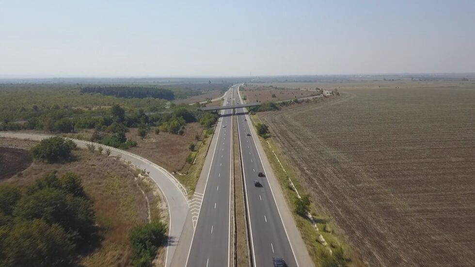 Аварирал тир затруднява движението по магистрала "Тракия"